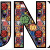 La palabra "JUNIO" en letras mayúsculas y negrita rellena de un collage colorido de logotipos y símbolos de superhéroes de Marvel, como Spider-Man, Capitán América, Hulk e Iron Man.